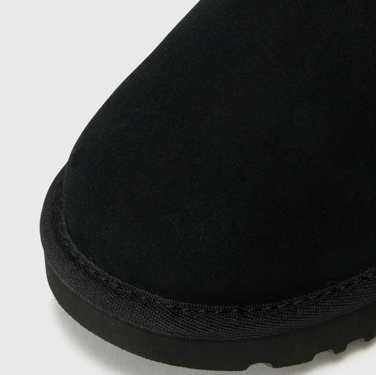 UGG Classic Micro Black bottines fourrées femme en daim et peau de mouton noir, vue de dessus