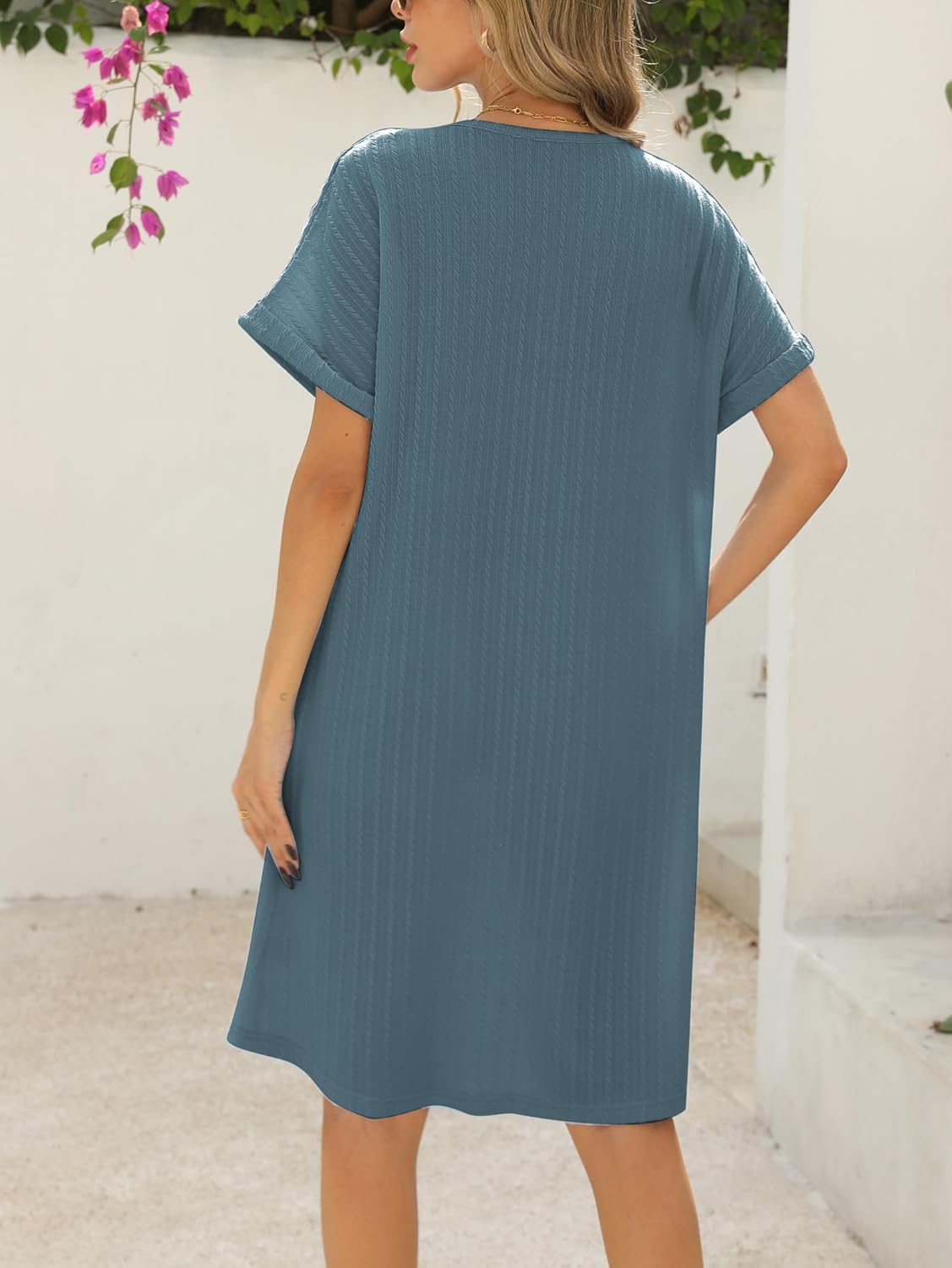 Robe Mini Femme en tissu léger, col V, coupe fluide – Menvelo