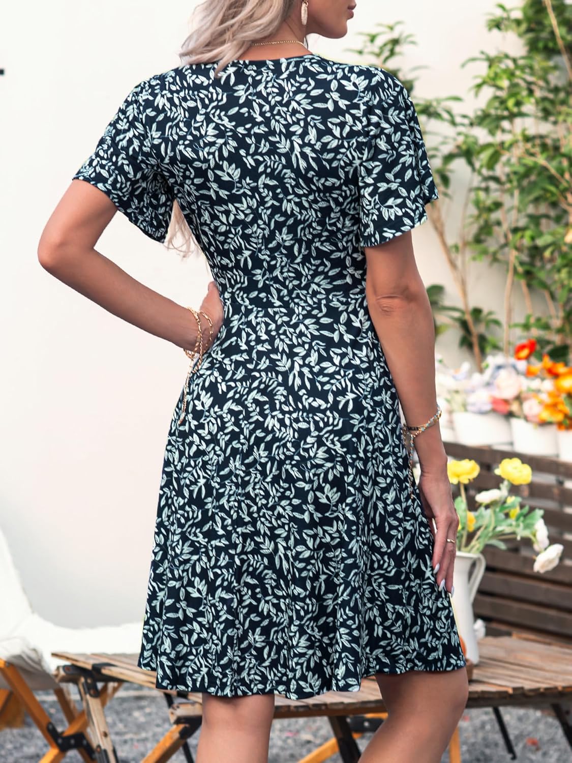 Robe Midi Femme en tissu léger, col V, coupe fluide – Menvelo