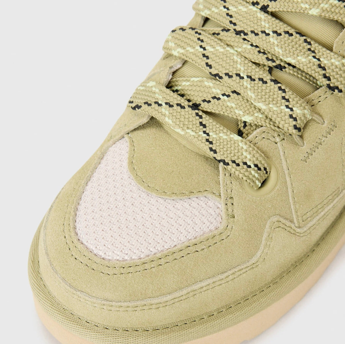 UGG Lowmel Lo Muted Brass baskets femme en daim et textile recyclé doré laiton, détail tige