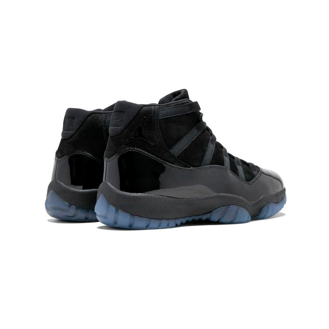 Air Jordan 11 Cap and Gown baskets homme et femme en cuir verni noir, détail semelle