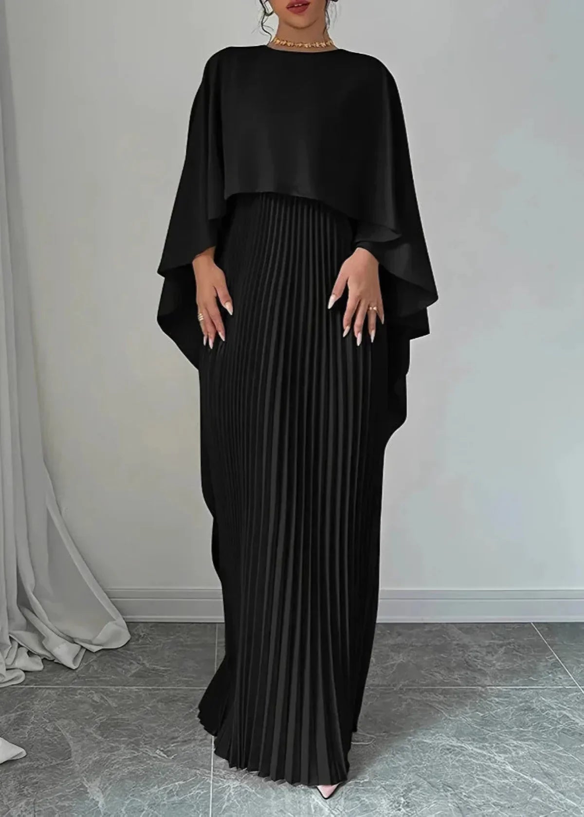 Amelia | Robe longue pour femme avec cape plissée superposée
