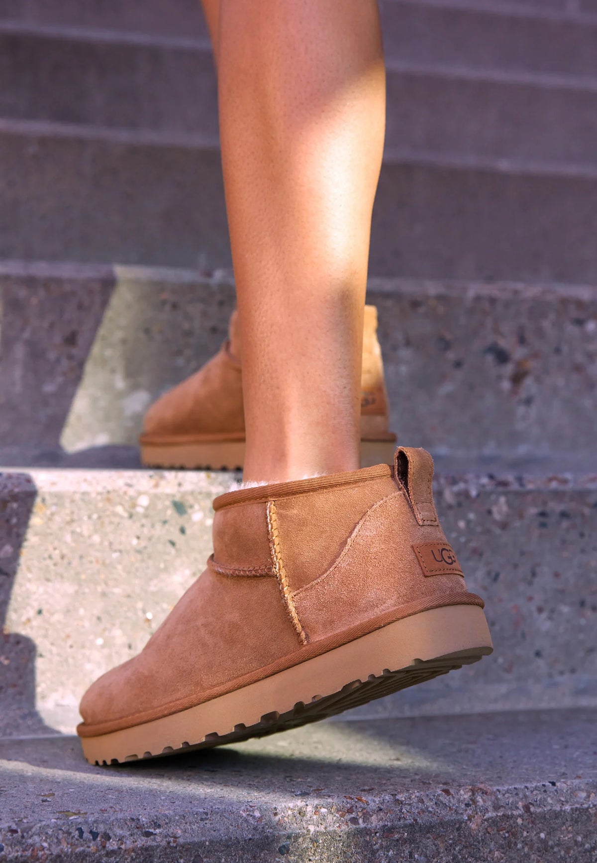 UGG Classic Ultra Mini Chestnut bottines fourrées femme en daim et peau de mouton marron chestnut, détail tige