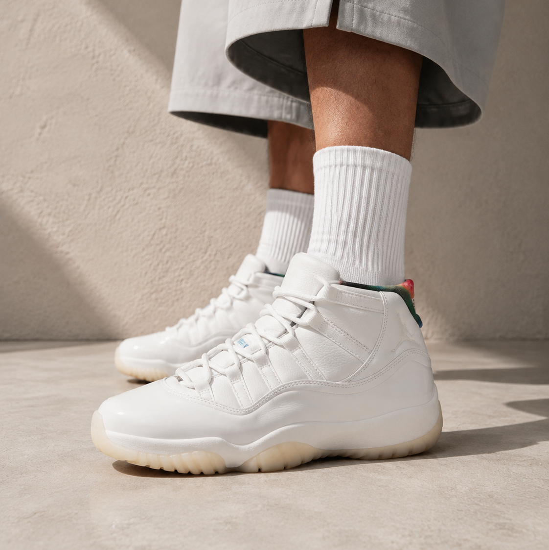 Air Jordan 11 285 baskets homme et femme en cuir verni noir blanc rouge, détail tige