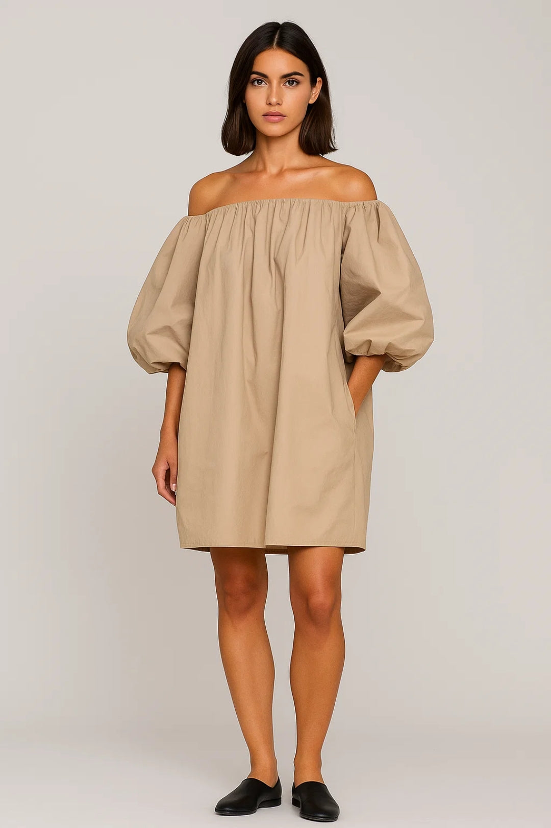 Robe Mini Femme en tissu léger, épaules dénudées, coupe fluide – Menvelo