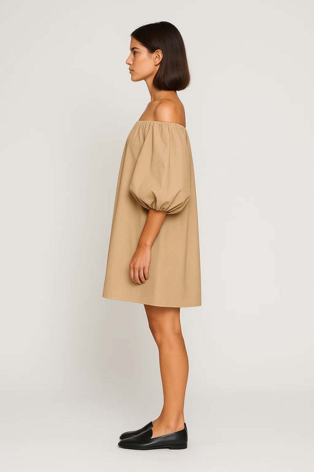 Robe Mini Femme en tissu léger, épaules dénudées, coupe fluide – Menvelo