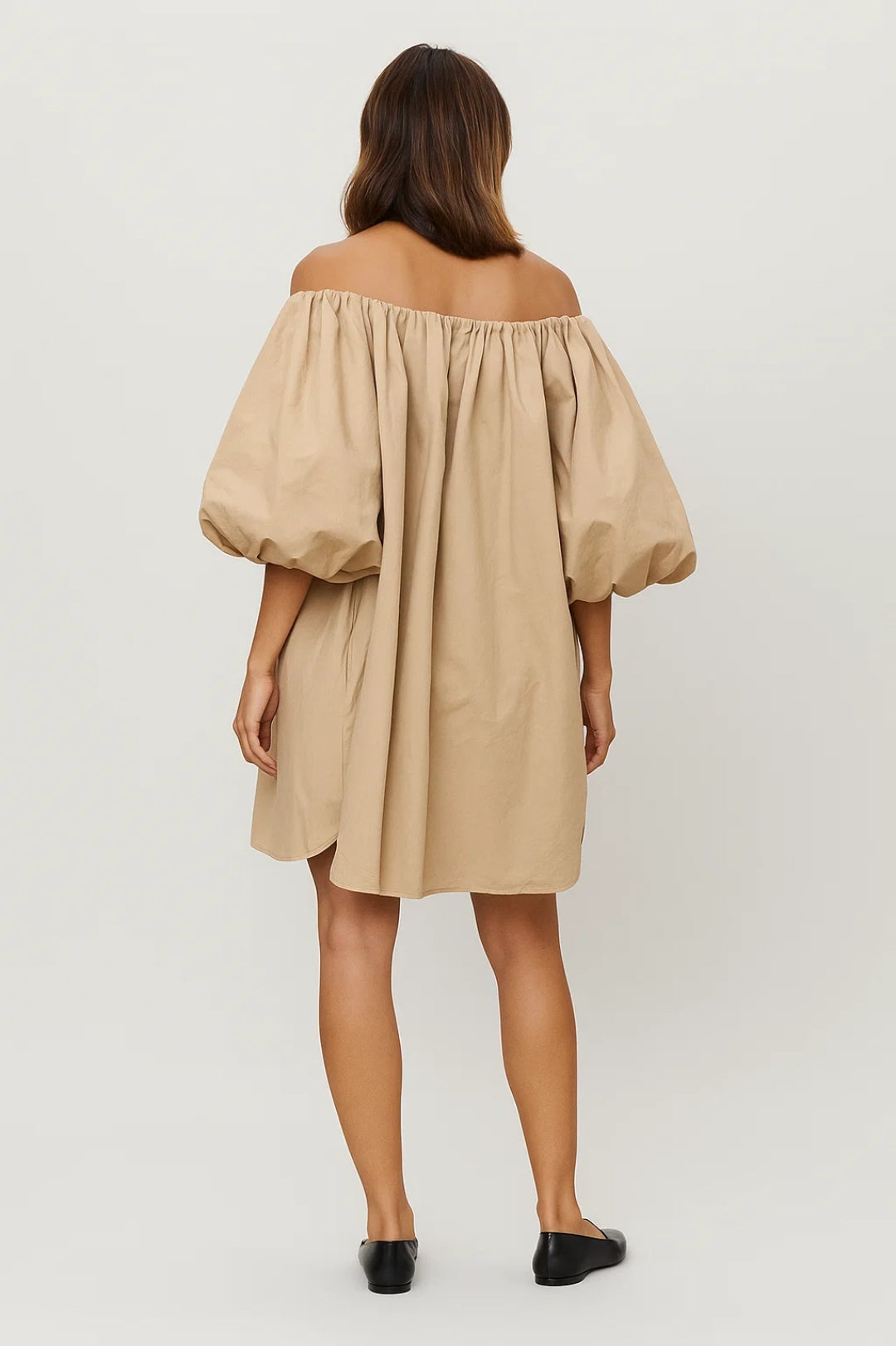 Robe Mini Femme en tissu léger, épaules dénudées, coupe fluide – Menvelo
