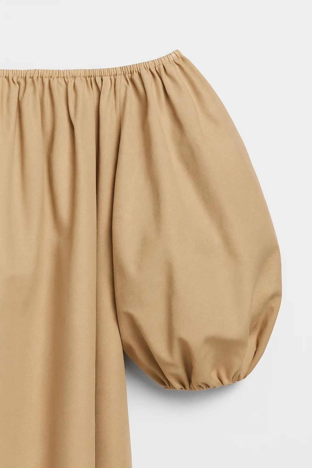 Robe Mini Femme en tissu léger, épaules dénudées, coupe fluide – Menvelo