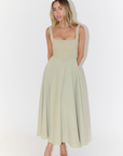 Robe midi femme col carré – coupe évasée sans manches