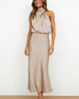 Robe Midi Satinée à Col Halter pour Femme – Coupe Drapée Silhouette Fluide