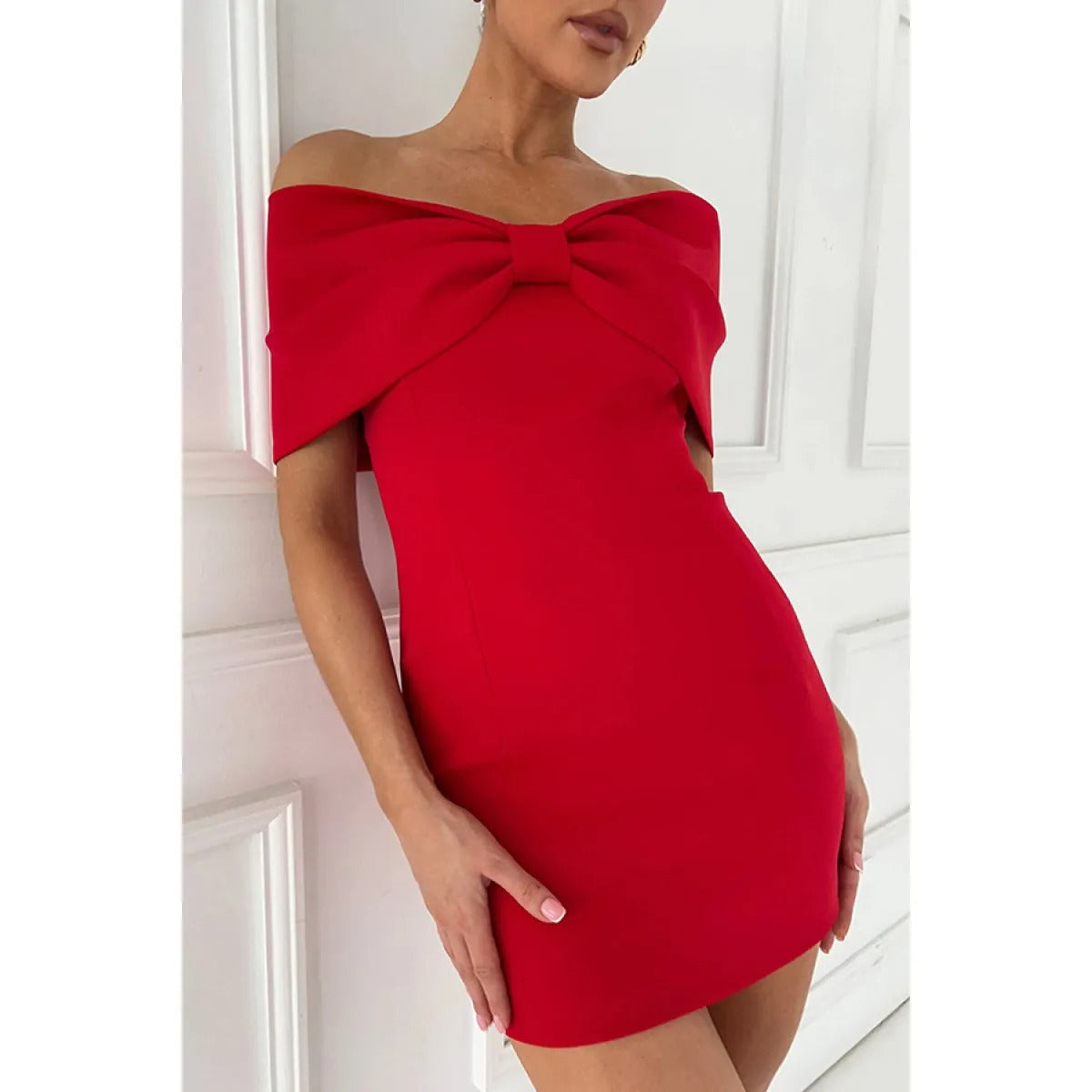 Robe Mini Femme en tissu léger, épaules dénudées, coupe moulante – Menvelo