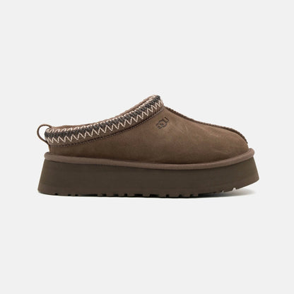 UGG Tazz Hickory chaussons à plateforme femme en daim et peau de mouton marron hickory, vue de profil