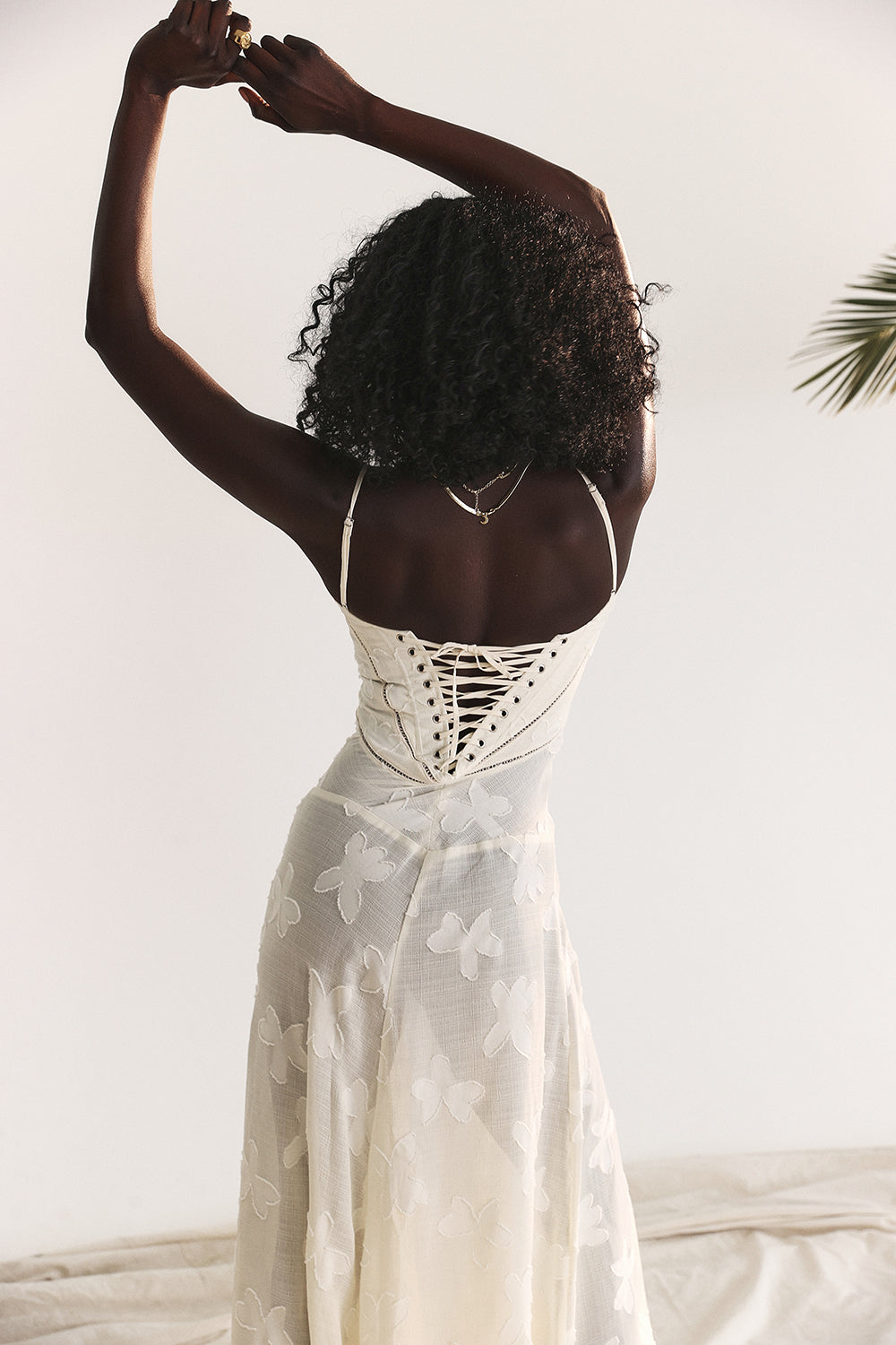 Robe longue à fines bretelles femme – coupe ajustée ourlet évasé
