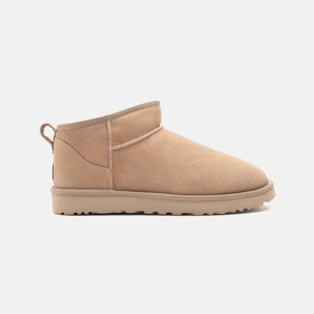 UGG Classic Ultra Mini Sand bottines fourrées femme en daim et peau de mouton beige sable, vue de profil