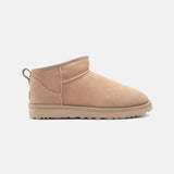 UGG Classic Ultra Mini Sand – Bottines Fourrées Femme en Daim et Peau de Mouton