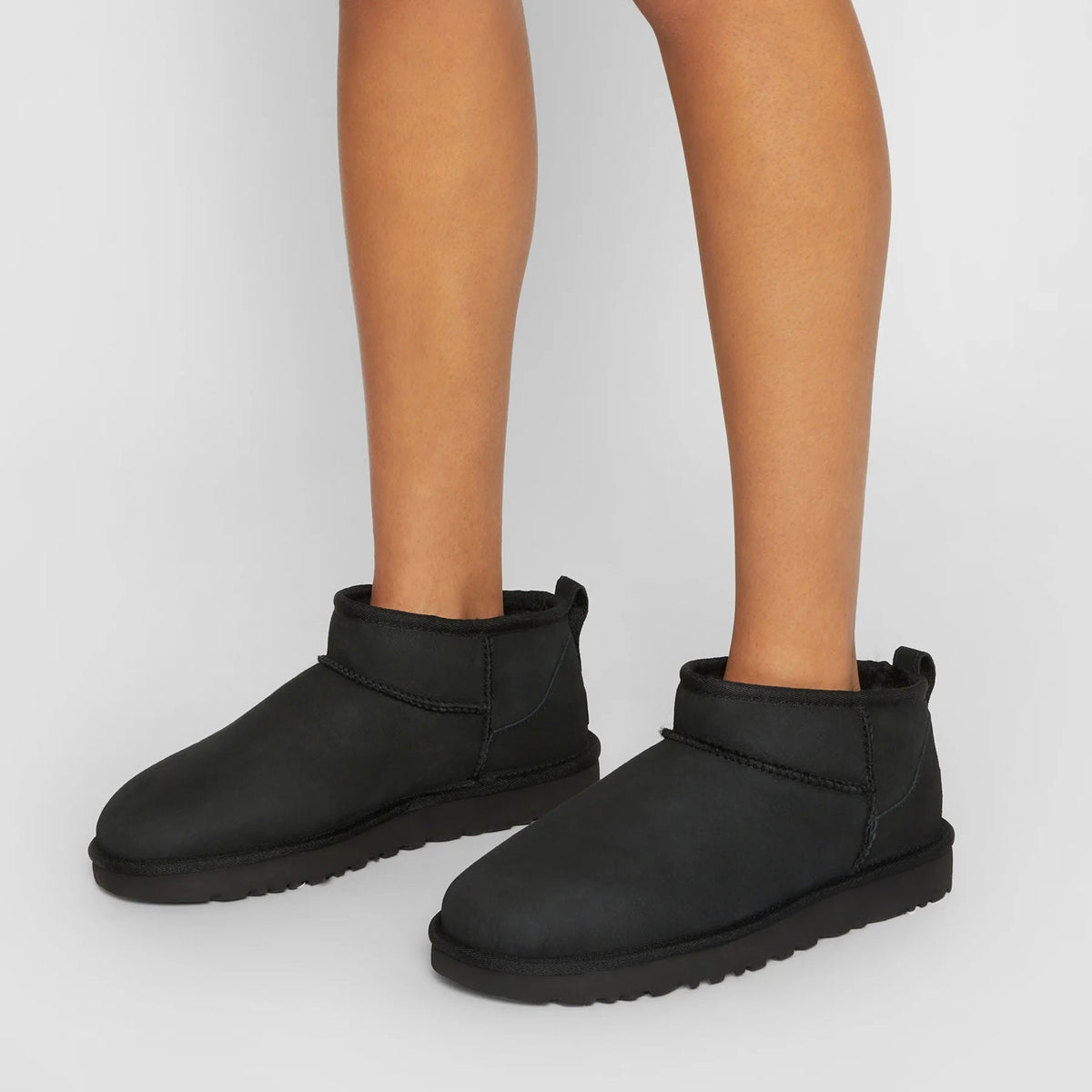 UGG Classic Ultra Mini Black bottines fourrées femme en daim et peau de mouton noir, vue de dessus