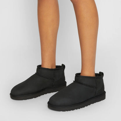 UGG Classic Ultra Mini Black bottines fourrées femme en daim et peau de mouton noir, vue de dessus