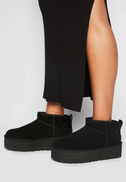 UGG Classic Ultra Mini Plateforme Black bottines fourrées femme en daim et peau de mouton noir, portées