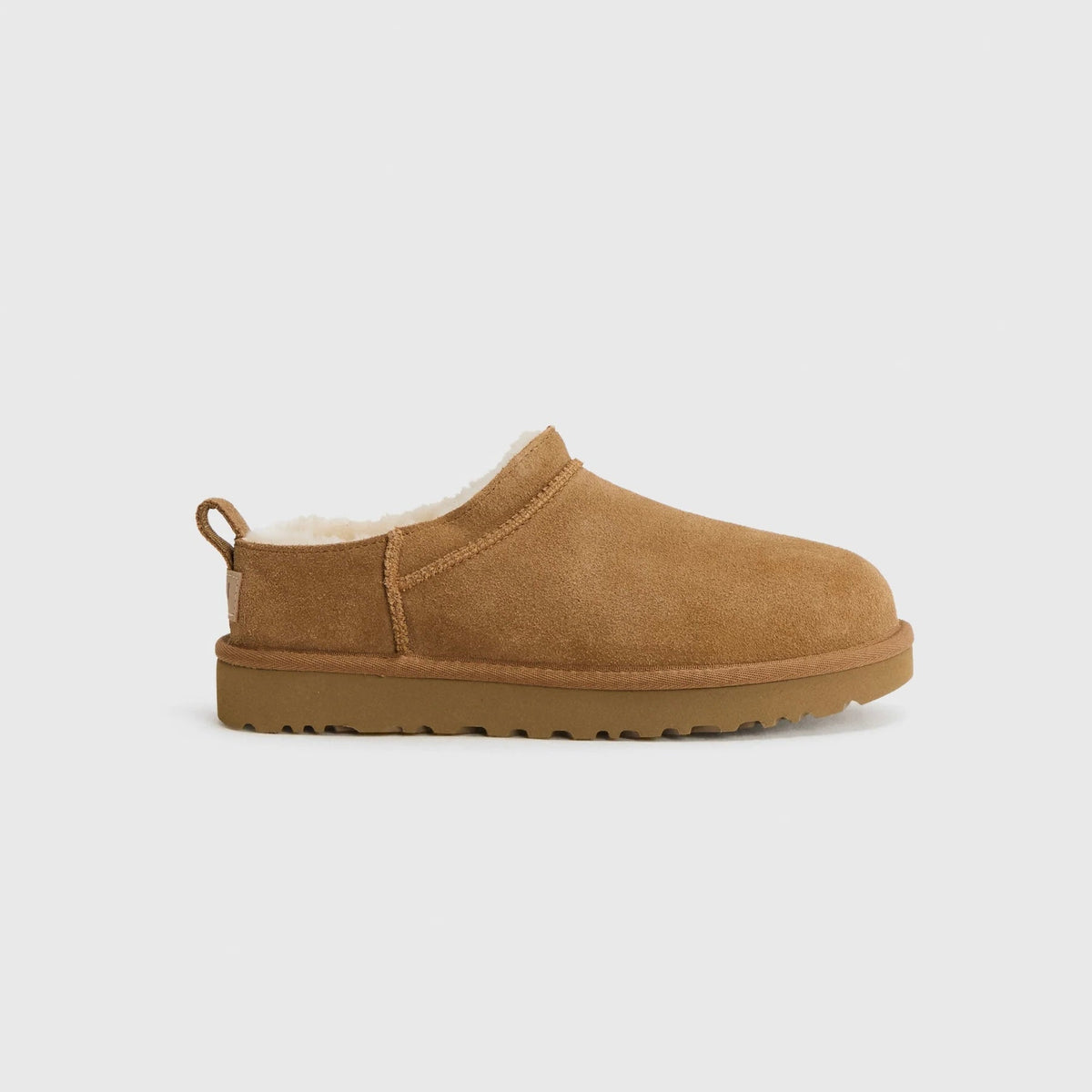 UGG Classic Micro Chestnut bottines fourrées femme en daim et peau de mouton marron chestnut, vue de profil