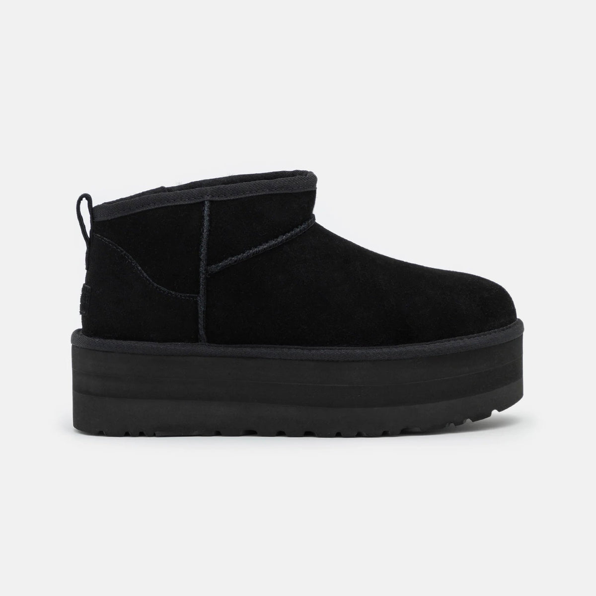 UGG Classic Ultra Mini Plateforme Black bottines fourrées femme en daim et peau de mouton noir, vue de profil