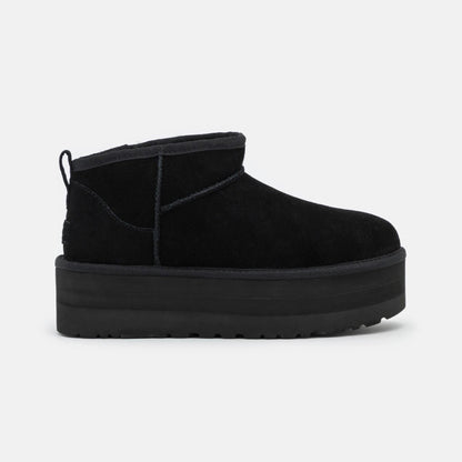 UGG Classic Ultra Mini Plateforme Black bottines fourrées femme en daim et peau de mouton noir, vue de profil