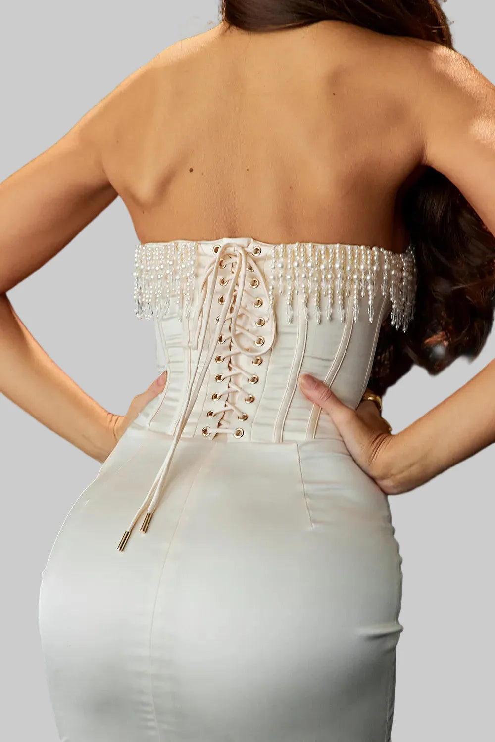 Robe Femme Sans Manches à Épaules Dénudées – Détail Perle et Construction Arête de Poisson