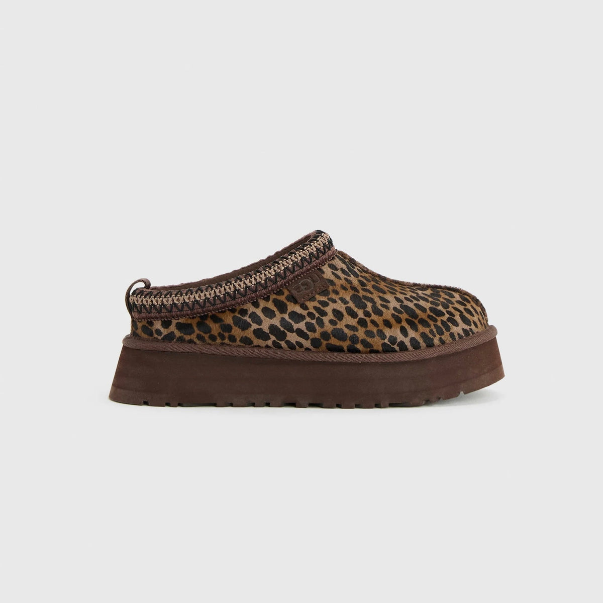 UGG Tazz Caspian Burnt Cedar chaussons à plateforme femme en daim et peau de mouton marron cèdre, vue de profil