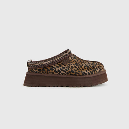 UGG Tazz Caspian Burnt Cedar chaussons à plateforme femme en daim et peau de mouton marron cèdre, vue de profil