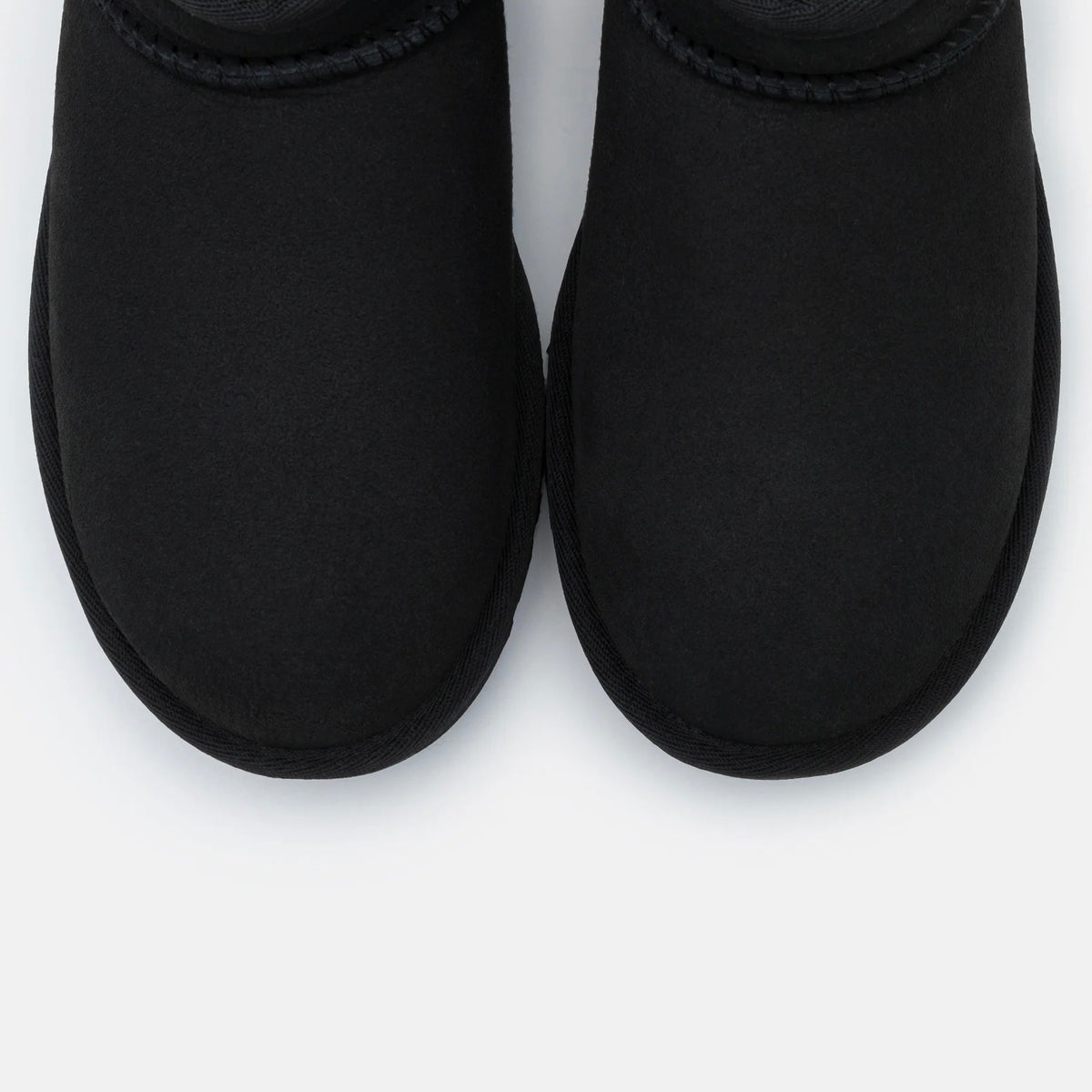UGG Classic Ultra Mini Black bottines fourrées femme en daim et peau de mouton noir, détail intérieur