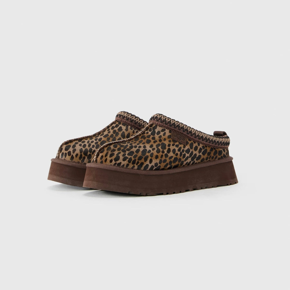UGG Tazz Caspian Burnt Cedar chaussons à plateforme femme en daim et peau de mouton marron cèdre, vue de face