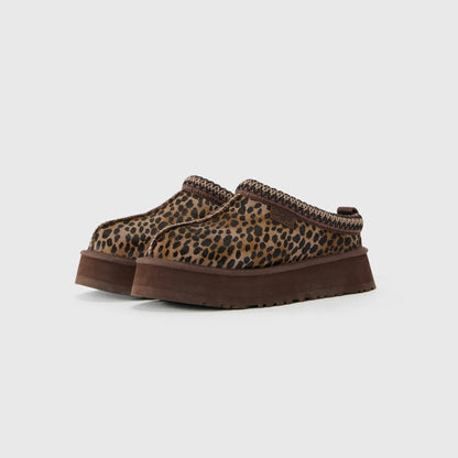 UGG Tazz Caspian Burnt Cedar chaussons à plateforme femme en daim et peau de mouton marron cèdre, vue de face