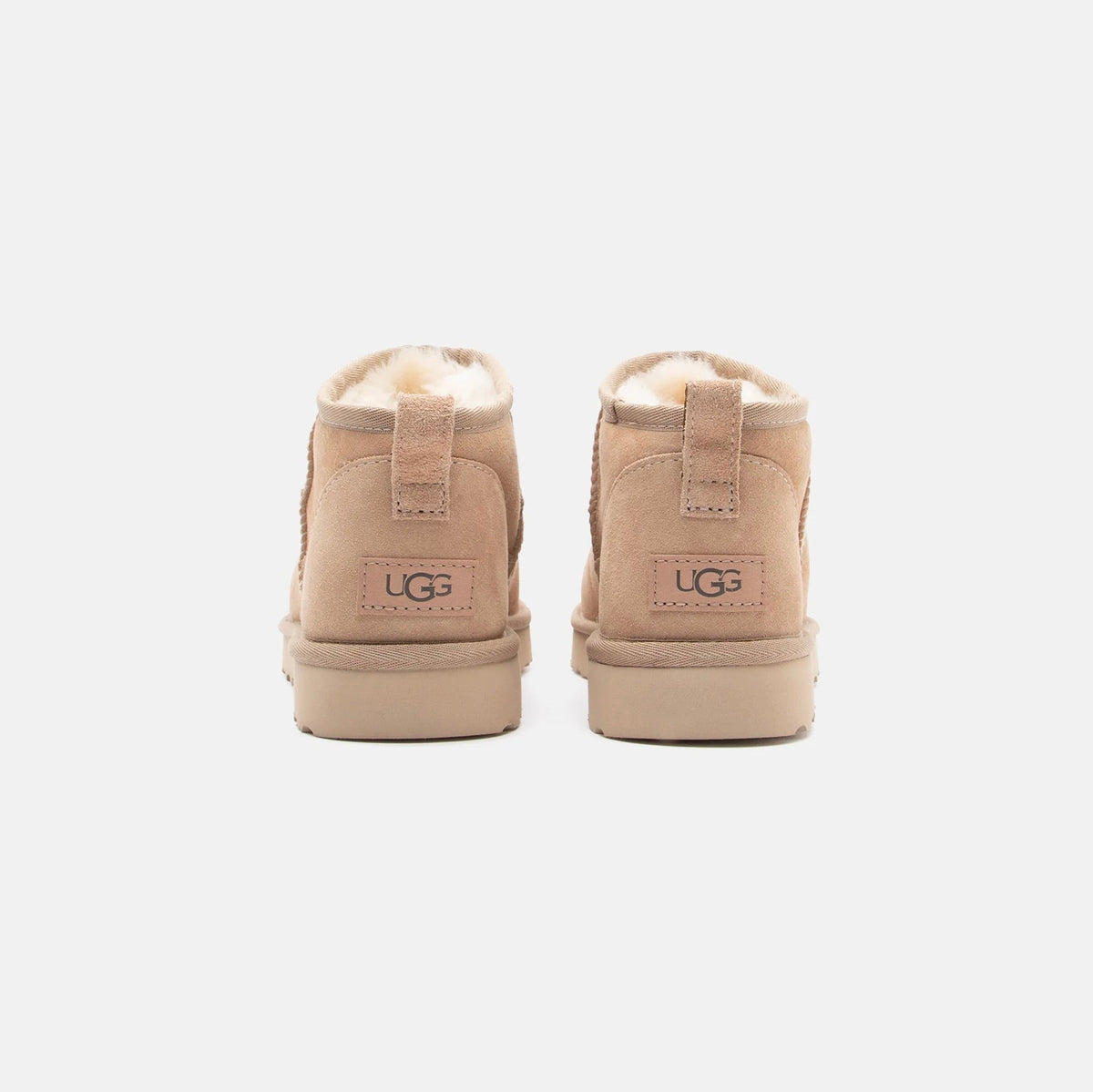 UGG Classic Ultra Mini Sand bottines fourrées femme en daim et peau de mouton beige sable, détail semelle