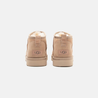 UGG Classic Ultra Mini Sand bottines fourrées femme en daim et peau de mouton beige sable, détail semelle