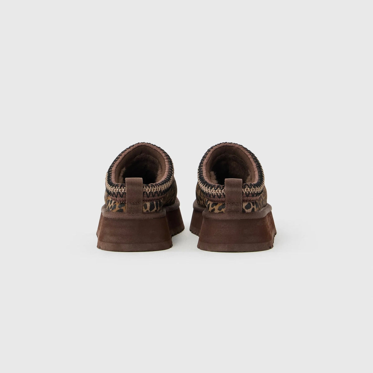UGG Tazz Caspian Burnt Cedar chaussons à plateforme femme en daim et peau de mouton marron cèdre, détail semelle