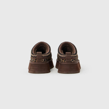 UGG Tazz Caspian Burnt Cedar chaussons à plateforme femme en daim et peau de mouton marron cèdre, détail semelle