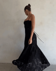 Robe longue à fines bretelles femme – coupe ajustée ourlet évasé