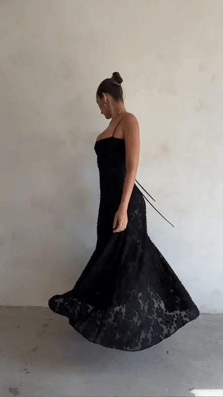 Robe longue à fines bretelles femme – coupe ajustée ourlet évasé