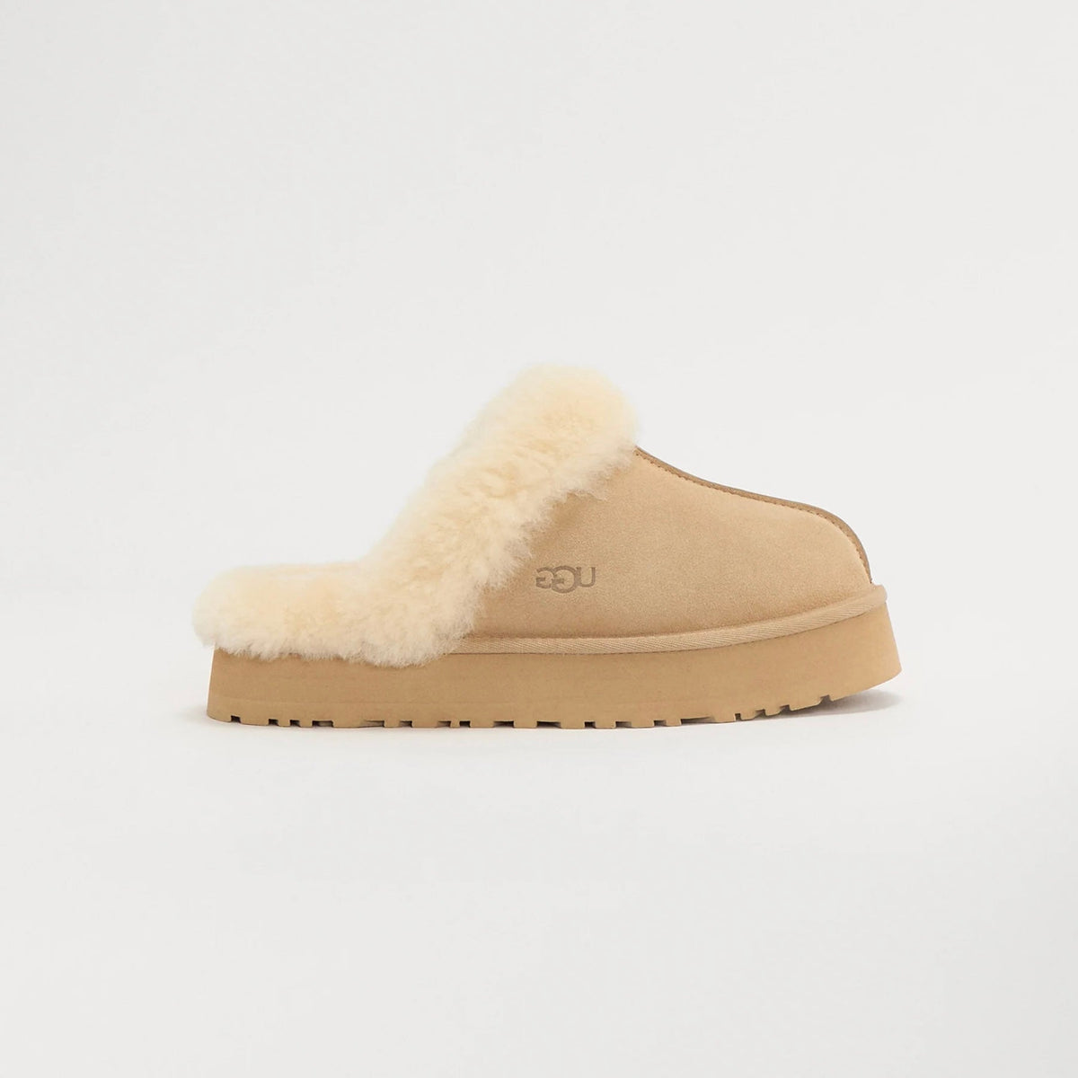 UGG Disquette Sand sabots fourrés femme en daim et peau de mouton beige sable, vue de profil