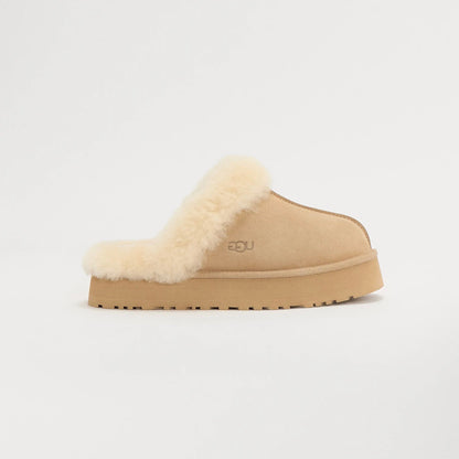 UGG Disquette Sand sabots fourrés femme en daim et peau de mouton beige sable, vue de profil