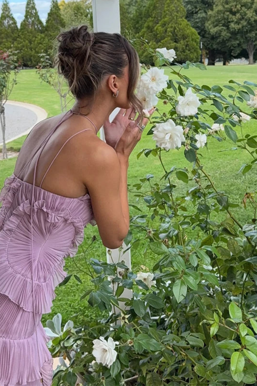 Robe Longue Femme à Dos Nu et Col Licou – Volants Asymétriques