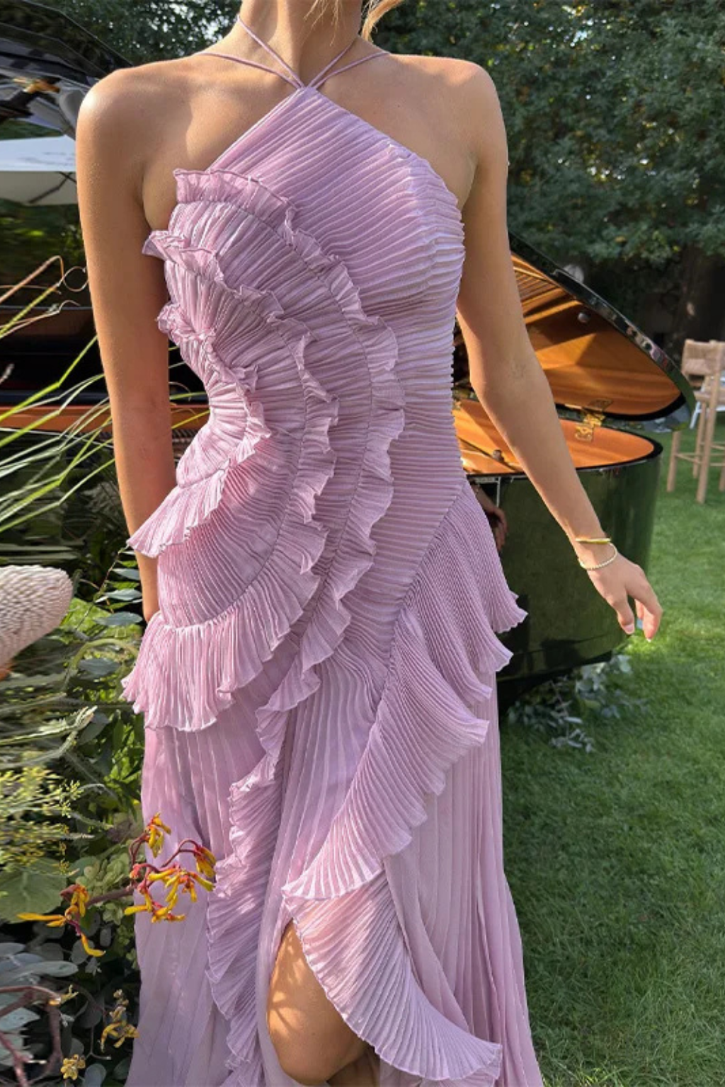 Robe Longue Femme à Dos Nu et Col Licou – Volants Asymétriques