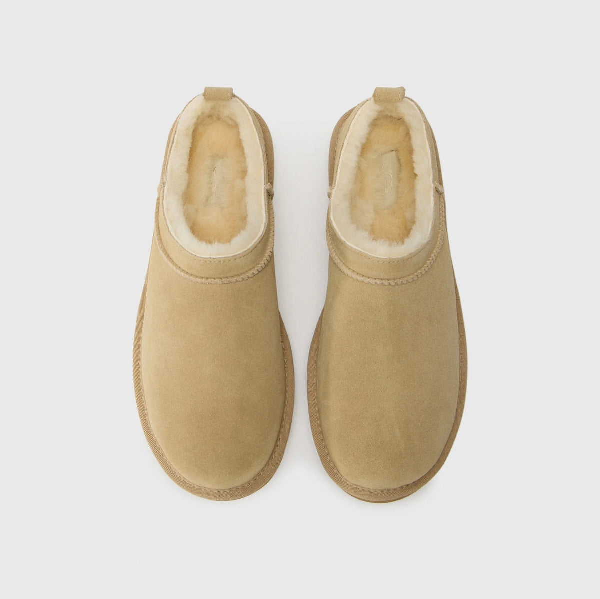 UGG Classic Micro Sand bottines fourrées femme en daim et peau de mouton beige sable, vue arrière