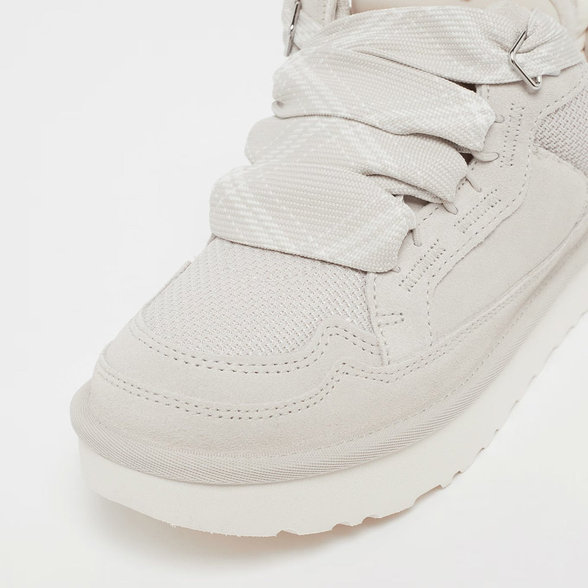 UGG Lowmel Ceramic baskets femme en daim et textile recyclé blanc, détail tige