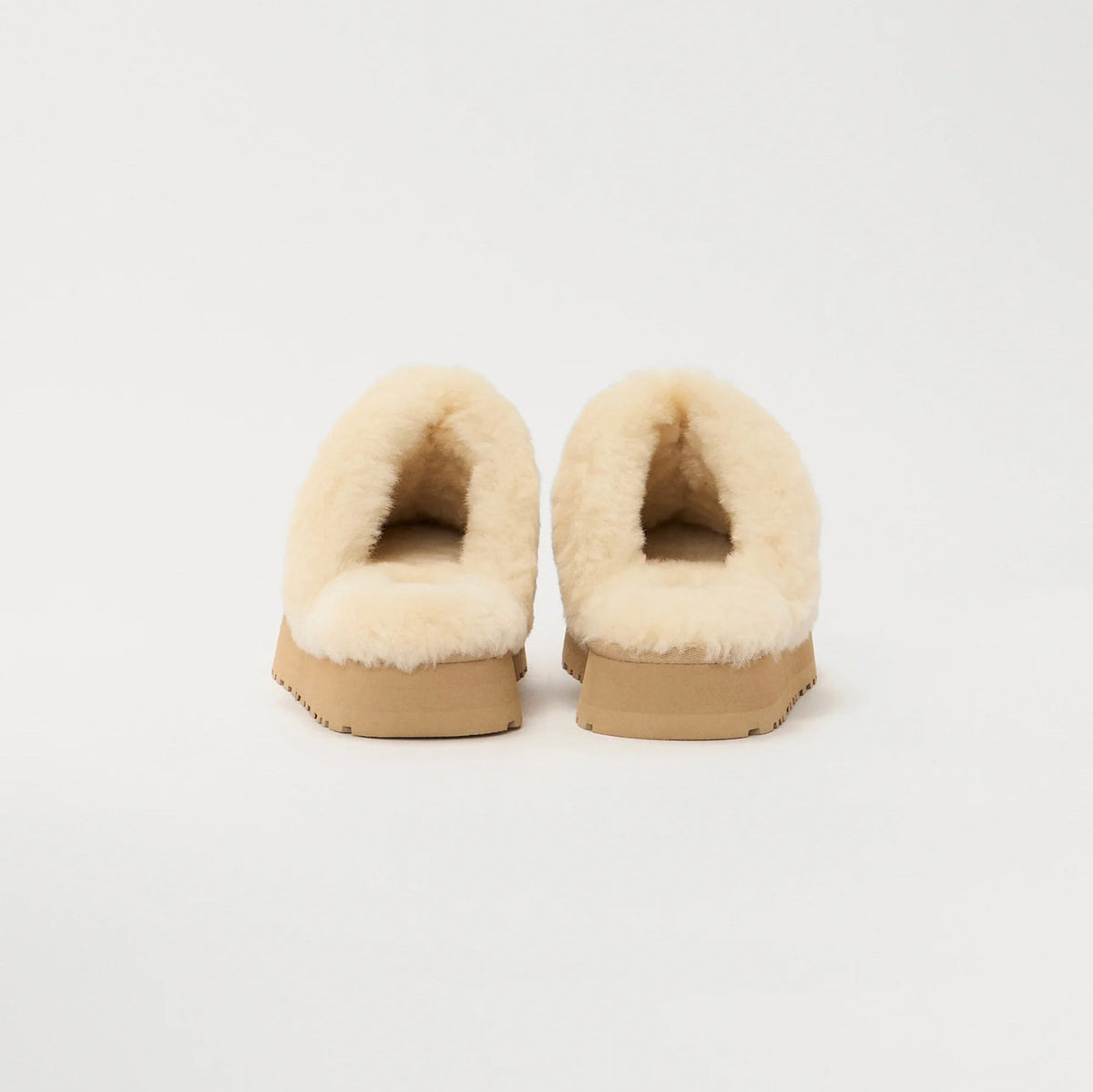 UGG Disquette Sand sabots fourrés femme en daim et peau de mouton beige sable, détail semelle