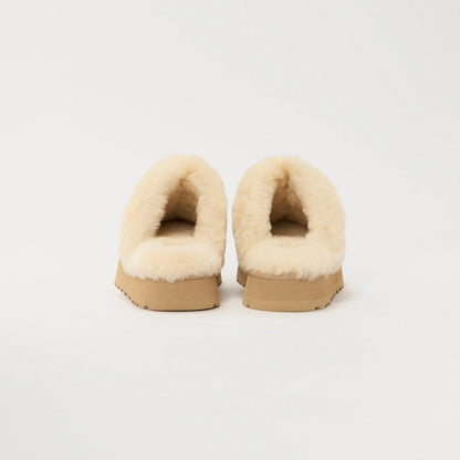 UGG Disquette Sand sabots fourrés femme en daim et peau de mouton beige sable, détail semelle