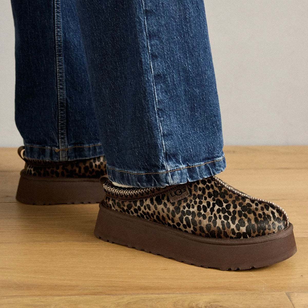 UGG Tazz Caspian Burnt Cedar chaussons à plateforme femme en daim et peau de mouton marron cèdre, détail tige