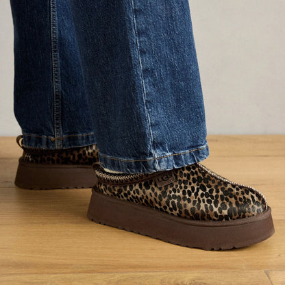UGG Tazz Caspian Burnt Cedar chaussons à plateforme femme en daim et peau de mouton marron cèdre, détail tige