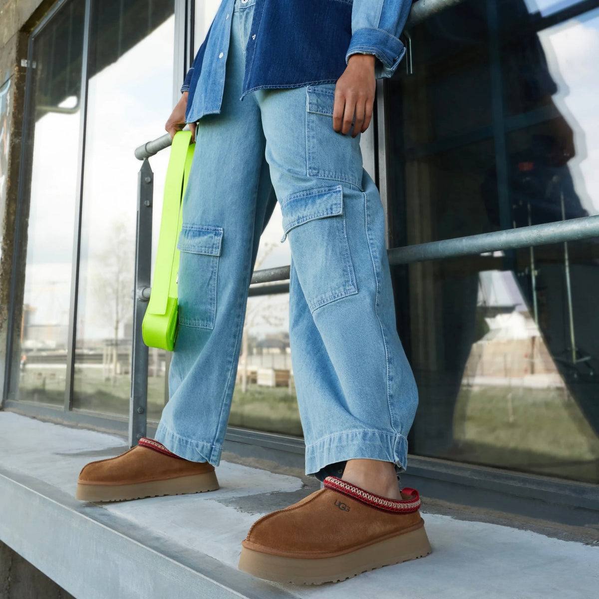 UGG Tazz Chestnut chaussons à plateforme femme en daim et peau de mouton marron chestnut, portées