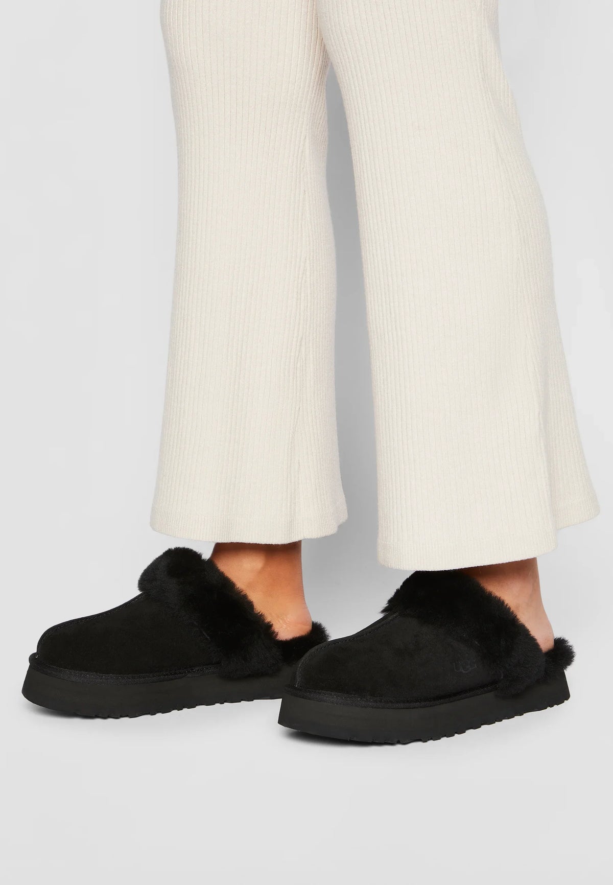 UGG Disquette Black sabots fourrés femme en daim et peau de mouton noir, vue de dessus