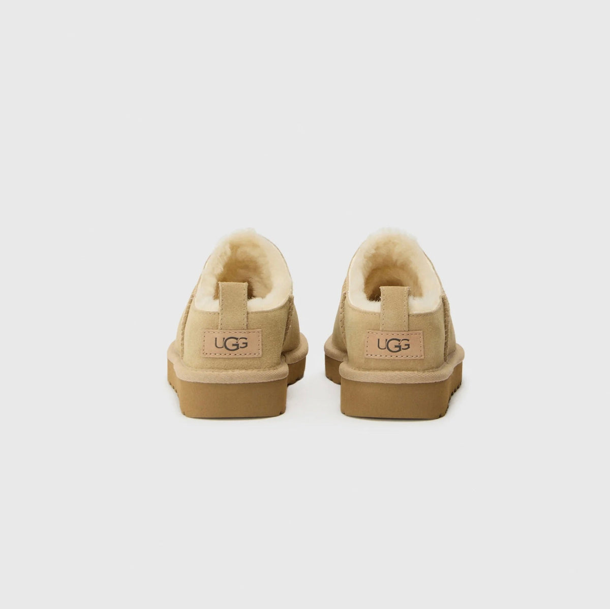 UGG Classic Micro Sand bottines fourrées femme en daim et peau de mouton beige sable, détail semelle